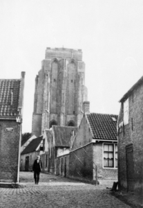 ZZE-1901 Zierikzee. Sint Lievensstraat, gezien vanaf het Slabberswerf. Op de achtergrond de Sint Lievensmonstertoren.