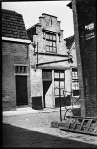 ZZE-1909 Zierikzee. Sint Domusstraat, gezien vanuit de Molenstraat.