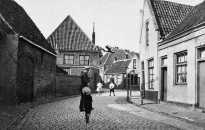ZZE-1911 Zierikzee. Wevershoek. In het midden de voormalige Doopsgezinde kerk, in 1821 in gebruik genomen als Openbare ...