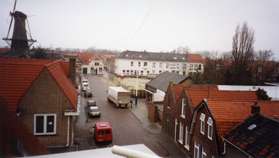 ZZE-2057 Zierikzee. Jannewekken, gezien vanaf het wooncomplex 'De Vrijburg'. Rechtsachter het braakliggend terrein op ...