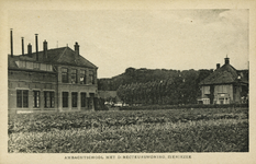 ZZE-2166 Zierikzee. Het Vrije. Rechts: de westelijke zijgevel van de ambachtsschool. Op 01-10-1904 geopend door ...