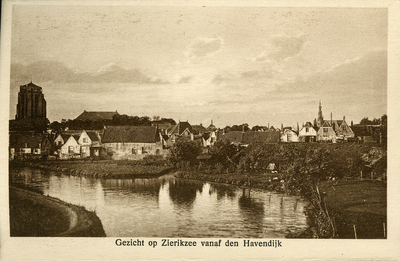 ZZE-2168 Zierikzee. Gezicht vanaf de Westhavendijk op de achterzijde van de Hoofdpoortstraat Z.Z. Links; de Sint ...