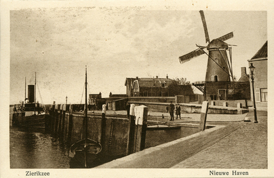 ZZE-2176 Zierikzee. Nieuwe Haven met gezicht op het Luitje met Provinciale stoomboot. Rechts de uit 1726 daterende ...