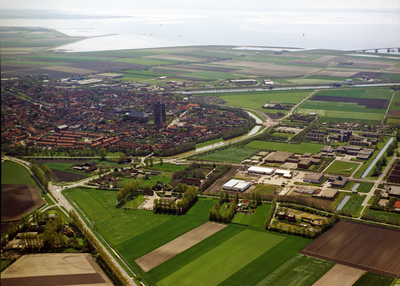 ZZE-2186 Zierikzee. Luchtfoto van de stad, gezien vanuit het noordwesten. boven: het Havenkanaal. Rechts: het ...
