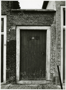 ZZE-2291 Zierikzee. Venkelstraat (naast 38). Een poortdeur van een brandpad.