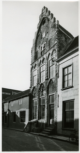 ZZE-2366 Zierikzee. Meelstraat. Huis 'De Haene' (ook wel het Tempelierenhuis genoemd) is van oorsprong een koopmanshuis ...