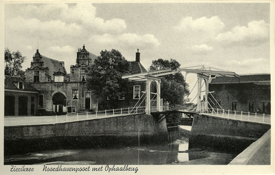 ZZE-2396 Zierikzee. Oude Haven. Noordhavenpoort met ophaalbrug.