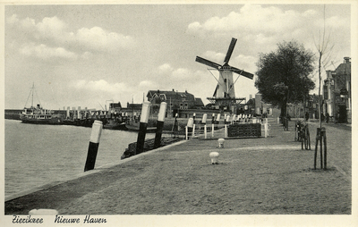 ZZE-2398 Zierikzee. Nieuwe Haven. De haven van Zierikzee met op de achtergrond het bolwerk met molen 'Den Haas'.