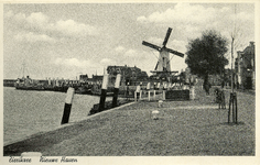 ZZE-2398 Zierikzee. Nieuwe Haven. De haven van Zierikzee met op de achtergrond het bolwerk met molen 'Den Haas'.