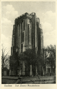ZZE-2402 Zierikzee. Kerkplein. Dikke Toren of Sint Lievens Monstertoren.