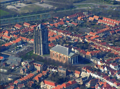 ZZE-2527 Zierikzee. Luchtfoto van de Nieuwe Kerk en de Stint Lievensmonstertoren