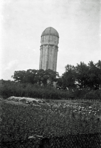 ZZE-2553 1930-1940. Zierikzee. De watertoren die in 1929 werd gebouwd in opdracht van de N.V. Waterleiding Maatschappij ...
