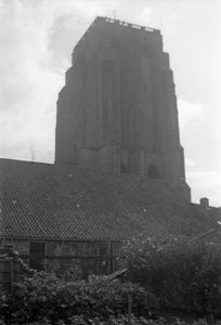 ZZE-2554 Zierikzee. De Sint Lievensmonstertoren of Dikke Toren. In 1454 begon de bouw van de toren die vrijstaand ...