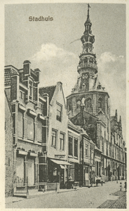 ZZE-2556 Zierikzee. Meelstraat. Op de achtergrond het stadhuis. Links: de tabaks- en sigarenwinkel van Mariane Nathan Polak