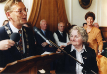 ZZG-0125 Zierikzee. Trouwzaal stadhuis Meelstraat. Uitreiking koninklijke onderscheiding aan schrijfster Thea Beckman ...