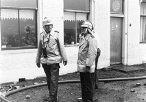 ZZG-0238 Zierikzee. Locatie onbekend. Vrijwillige brandweer in actie: links commandant Huib Fierens, rechts Hans Bergmans.