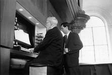 ZZG-0288 Zierikzee. Nieuwe kerk. Ingebruikneming gerestaureerd orgel. Oud-organist D. Visser; rechts registrant H. Villerius.