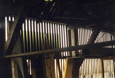 ZZG-1055 Zierikzee. Vissersdijk. Deel van het interieur van de houtloods van de Zierikzeesche Houthandel.