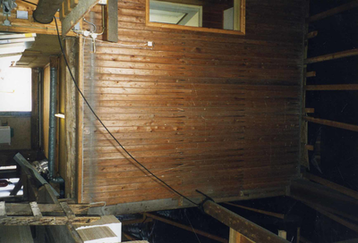 ZZG-1066 Zierikzee. Vissersdijk. Deel van het interieur van de houtloods van de Zierikzeesche Houthandel.