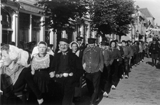 ZZG-1159 Zierikzee. Poststraat. Viering 1100-jarig bestaan. Leden van de seniorengroep van de gymnastievereniging 'Rust ...