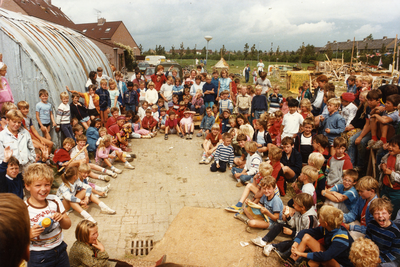 ZZG-1201 Zierikzee. Poortambacht. Huttenbouw tijdens schoolvakantie, georganiseerd door clubhuis 'De Lichtboei' van het ...