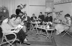 ZZG-1204 Zierikzee. Poststraat Clubhuis 'De Lichtboei' van het Leger des Heils. Evaluatie seizoen 1957-1958. V.l.n.r.: ...