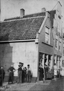 ZZG-1275 Zierikzee. Hoek Sint Domusstraat - Lange Groenda. De winkel van M. Duvalois, handelaar in (o.a.) ...