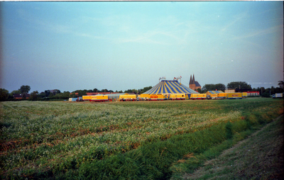 ZZG-1280 Zierikzee. Hoek Nieuwe Koolweg-Zandweg. Circus Rens heeft zijn tenten opgeslagen op het weiland.