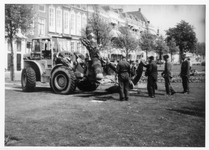 ZZG-1286 Zierikzee. Havenpark. Plaatsing van het, uit ca. 1700 daterende, scheepsanker dat eind jaren '60 voor de kust ...