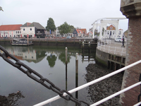 ZZG-1605 Zierikzee. Eerste binnenbrug. Witte bruggetje, met gezicht op de gebouwen van de voormalige Zierikzeese ...