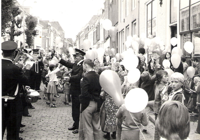 ZZG-1736 Zierikzee. Poststraat. Feestelijke opening van clubhuis 'De Lichtboei' seizoen 1976 - 1977 door het ...