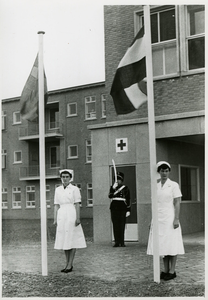 ZZG-1778 Zierikzee. Koning Gustaafweg. Prinses Beatrix bezoekt Zierikzee t.g.v. de opening van het Zweedse Rode Kruis ...