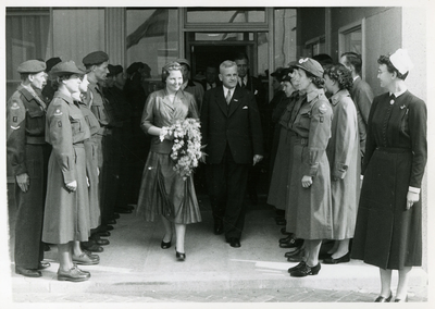 ZZG-1779 Zierikzee. Koning Gustaafweg. Prinses Beatrix bezoekt Zierikzee t.g.v. de opening van het Zweedse Rode Kruis ...