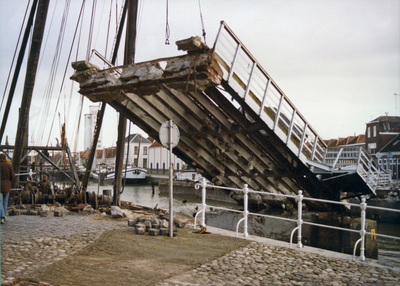 ZZG-1830 Zierikzee. Nieuwe Haven/Engelse Kade. Vervanging van de brug bij de Zuidhavenpoort Hier een drijvende bok die ...