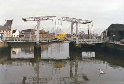 ZZG-1833 Zierikzee. Nieuwe Haven/Engelse Kade. Vervanging van de brug bij de Zuidhavenpoort. Een van de laatste keren ...
