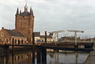 ZZG-1834 Zierikzee. Nieuwe Haven/Engelse Kade. Vervanging van de brug bij de Zuidhavenpoort, met de noodbrug fiets ...