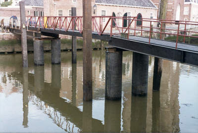 ZZG-1835 Zierikzee. Nieuwe Haven/Engelse Kade. Vervanging van de brug bij de Zuidhavenpoort, met nood fiets loopbrug op ...