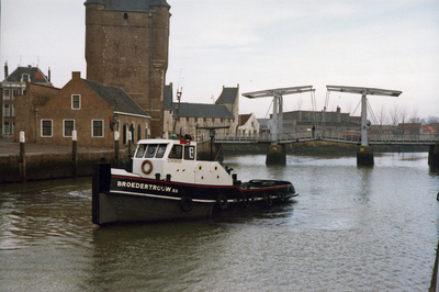 ZZG-1837 Zierikzee. Nieuwe Haven/Engelse Kade. Vervanging van de brug bij de Zuidhavenpoort. De sleepboot Broedertrouw ...