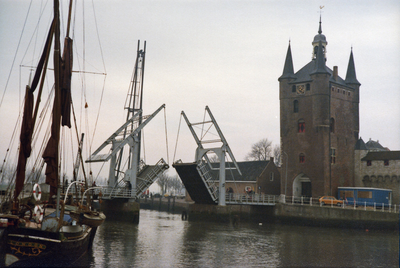 ZZG-1840 Zierikzee. Nieuwe Haven/Engelse Kade. Vervanging van de brug bij de Zuidhavenpoort Nogmaals een opening voor ...