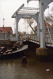 ZZG-1841 Zierikzee. Nieuwe Haven/Engelse Kade. Vervanging van de brug bij de Zuidhavenpoort de doorvaart van een graan ...