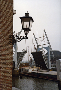 ZZG-1842 Zierikzee. Nieuwe Haven/Engelse Kade. Vervanging van de brug bij de Zuidhavenpoort. Een graanschip dat geladen ...