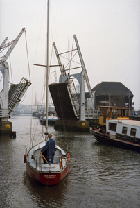 ZZG-1844 Zierikzee. Nieuwe Haven/Engelse Kade. Vervanging van de brug bij de Zuidhavenpoort, nog gauw even naar de rep ...