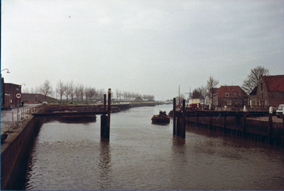ZZG-1845 Zierikzee. Nieuwe Haven/Engelse Kade. Vervanging van de brug bij de Zuidhavenpoort met op de voorgrond de ...