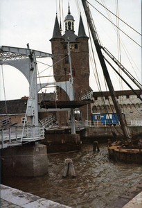 ZZG-1849 Zierikzee. Nieuwe Haven/Engelse Kade. Vervanging van de brug bij de Zuidhavenpoort. De gesloopte delen worden ...