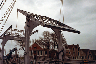 ZZG-1851 Zierikzee. Nieuwe Haven/Engelse Kade. Vervanging van de brug bij de Zuidhavenpoort. Brugdelen worden afgetild ...