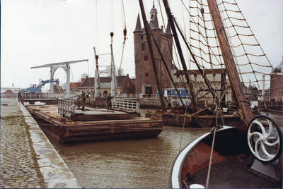 ZZG-1854 Zierikzee. Nieuwe Haven/Engelse Kade. Vervanging van de brug bij de Zuidhavenpoort. Brugdelen worden op ...