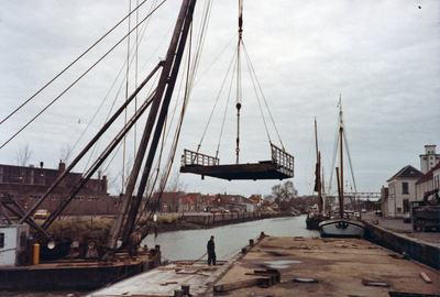 ZZG-1855 Zierikzee. Nieuwe Haven/Engelse Kade. Vervanging van de brug bij de Zuidhavenpoort. Gesloopte brugdelen worden ...