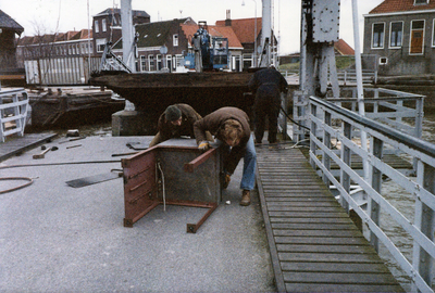 ZZG-1857 Zierikzee. Nieuwe Haven/Engelse Kade. Vervanging van de brug bij de Zuidhavenpoort. De brugdelen worden ...