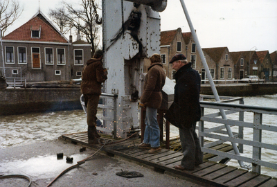 ZZG-1858 Zierikzee. Nieuwe Haven/Engelse Kade. Vervanging van de brug bij de Zuidhavenpoort. Het los snijden van een ...