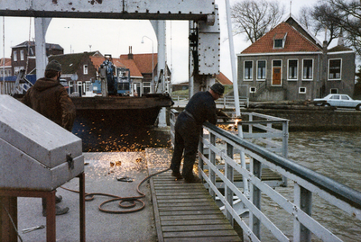 ZZG-1860 Zierikzee. Nieuwe Haven/Engelse Kade. Vervanging van de brug bij de Zuidhavenpoort. Het lossnijden van brugdelen